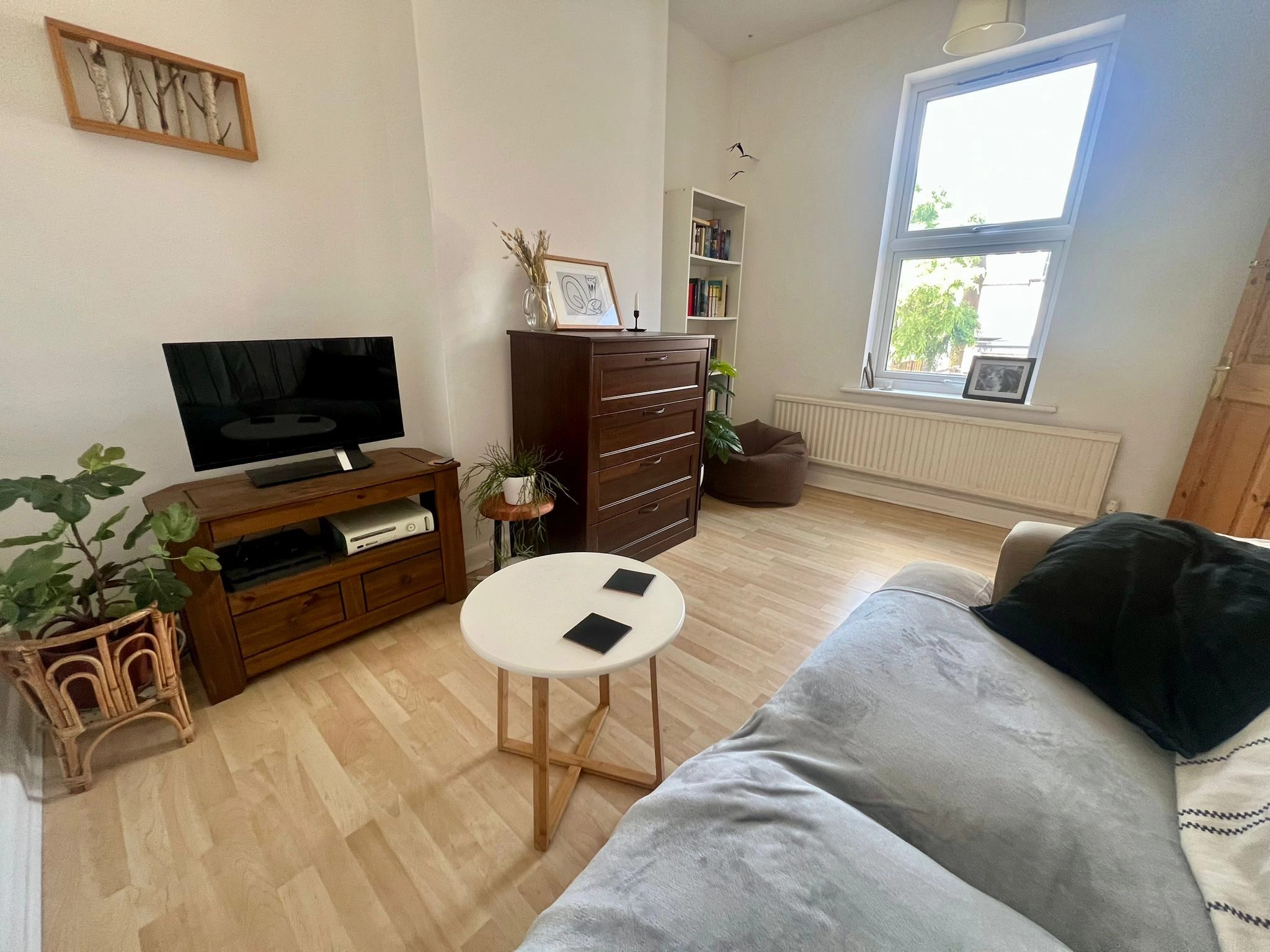1 Bedroom Flat with Study and Living Area! - Image 1